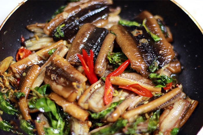 Vị cay của ớt, mùi thơm của sả, gừng, hành tỏi quyện với thịt lươn chắc ngọt tạo nên món xào hấp dẫn