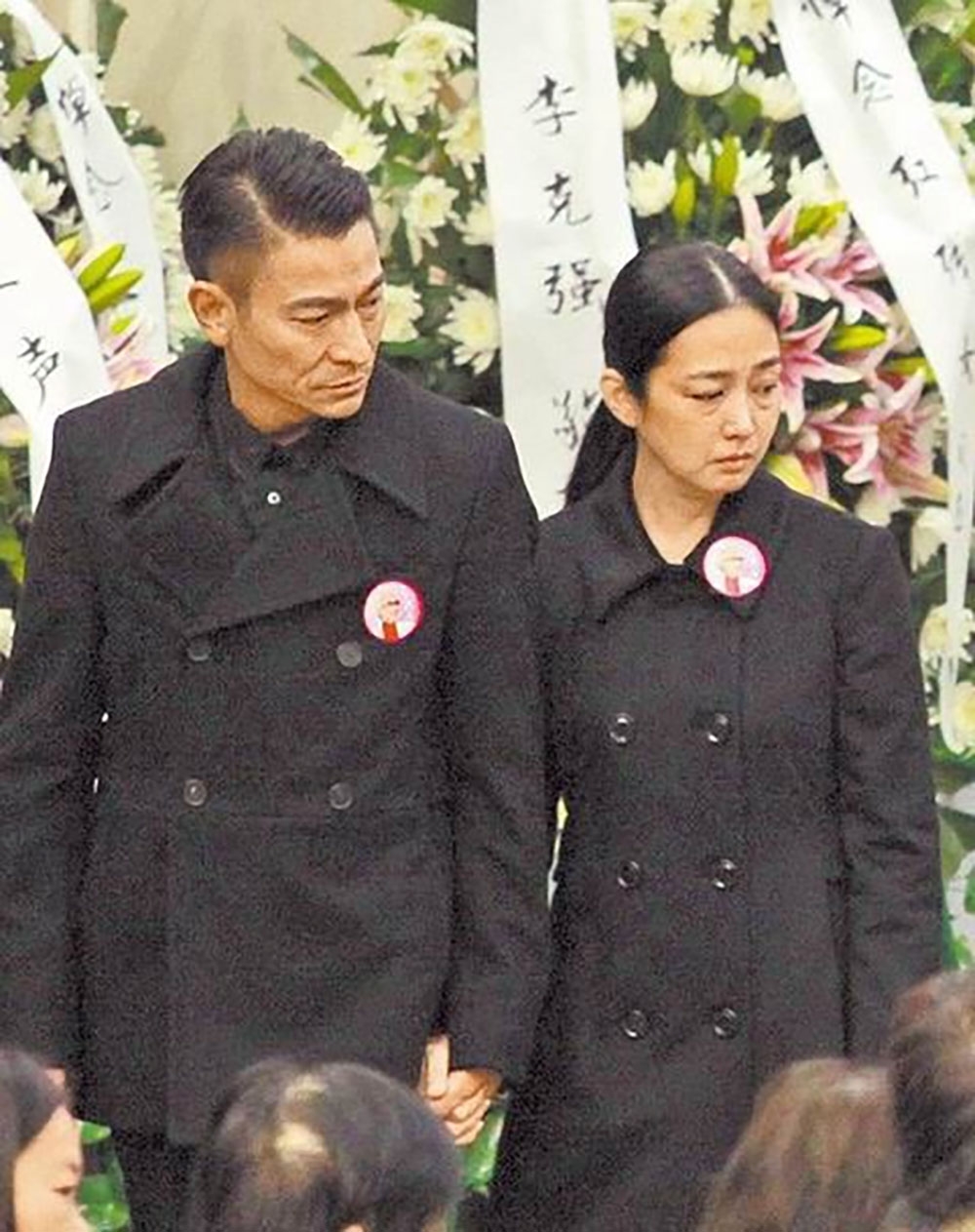 Lưu Đức Hoa mới lần đầu tiên chụp ảnh nắm tay Carol Chu trước công chúng tại lễ tang cha vợ.