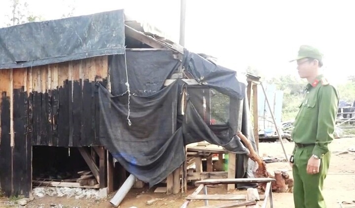 Tụ điểm được xây dựng hầm trú ẩn, canh gác chặt chẽ.