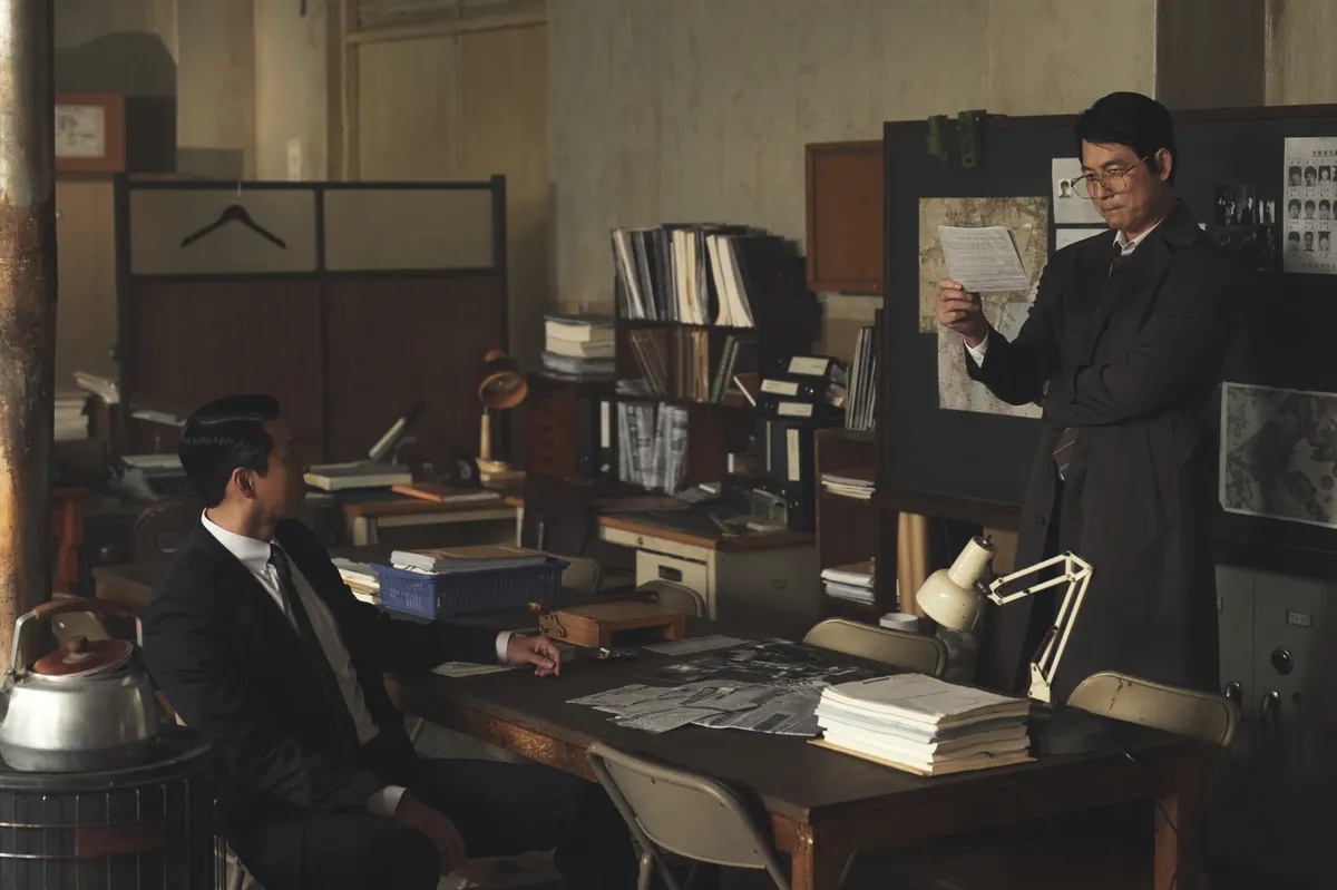 Baek Ki Tae (Hyun Bin) (trái) đối đầu với Jang Geon Young (Jung Woo Sung) (phải) trong tác phẩm noir mới lạ của đạo diễn Woo Min Ho. (Ảnh: Disney+)