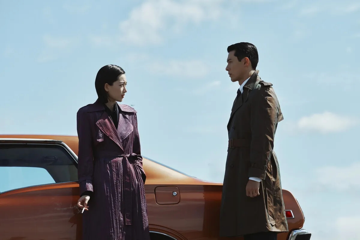 “Made in Korea” được đánh giá cao nhờ kịch bản chặt chẽ và không khí căng thẳng. (Ảnh: Disney+)