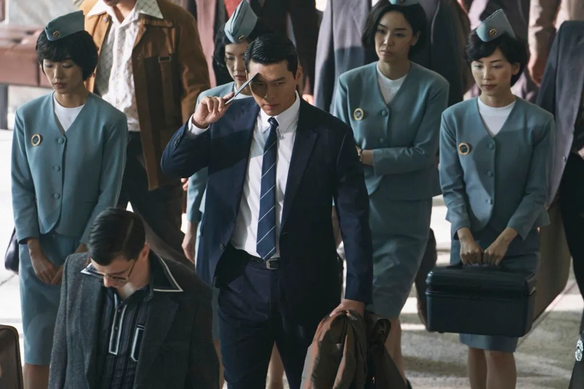 Hình ảnh lạnh lùng, kín kẽ của Baek Ki Tae phản ánh thế giới quyền lực ngầm thập niên 1970. (Ảnh: Disney+)