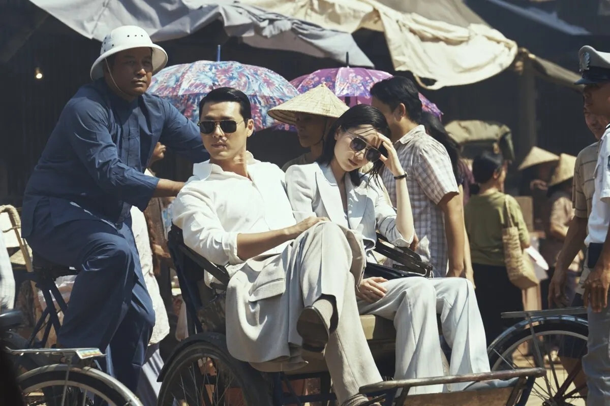 Bối cảnh Hàn Quốc thập niên 1970 được tái hiện với gam màu trầm, gợi cảm giác áp lực và bất an.(Ảnh: Disney+)