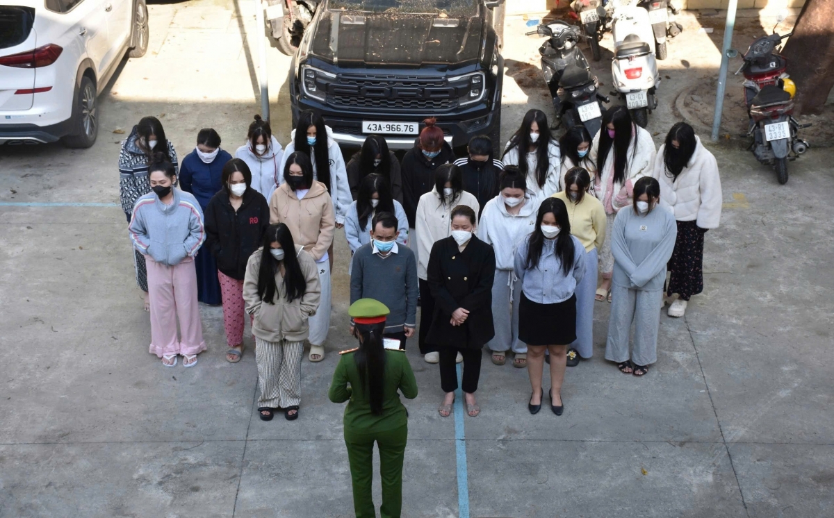 Hơn 40 đối tượng liên quan hoạt động mại dâm tại 2 cơ sở được đưa về trụ sở cơ quan công an làm việc. 