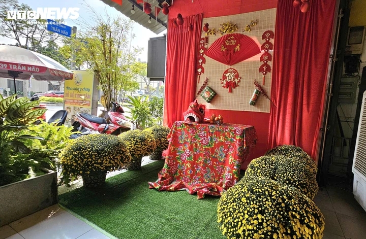 Một quán ăn trên đường Trần Não (phường An Khánh, TP.HCM) mua hoa cúc mâm xôi để trang trí Tết sớm.