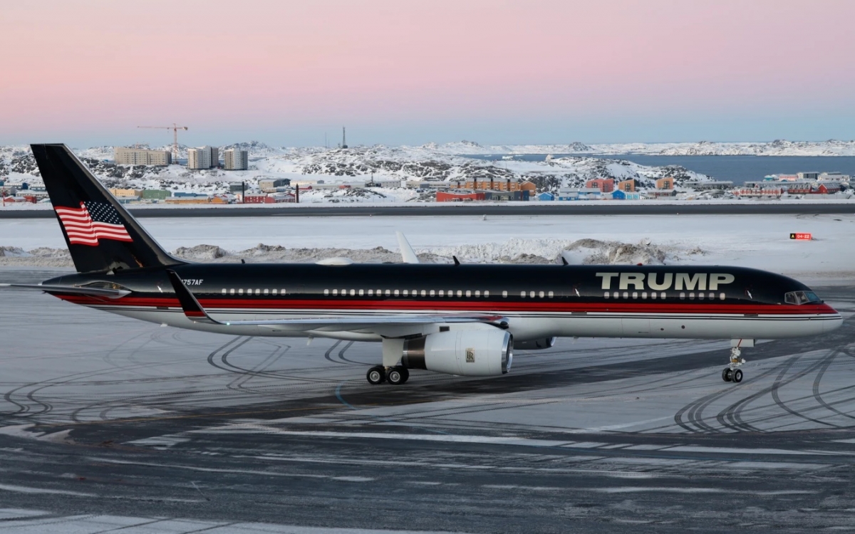 Máy bay chở con trai cả của Tổng thống Trump hạ cánh lên Greenland hồi năm 2025. Ảnh: AP.