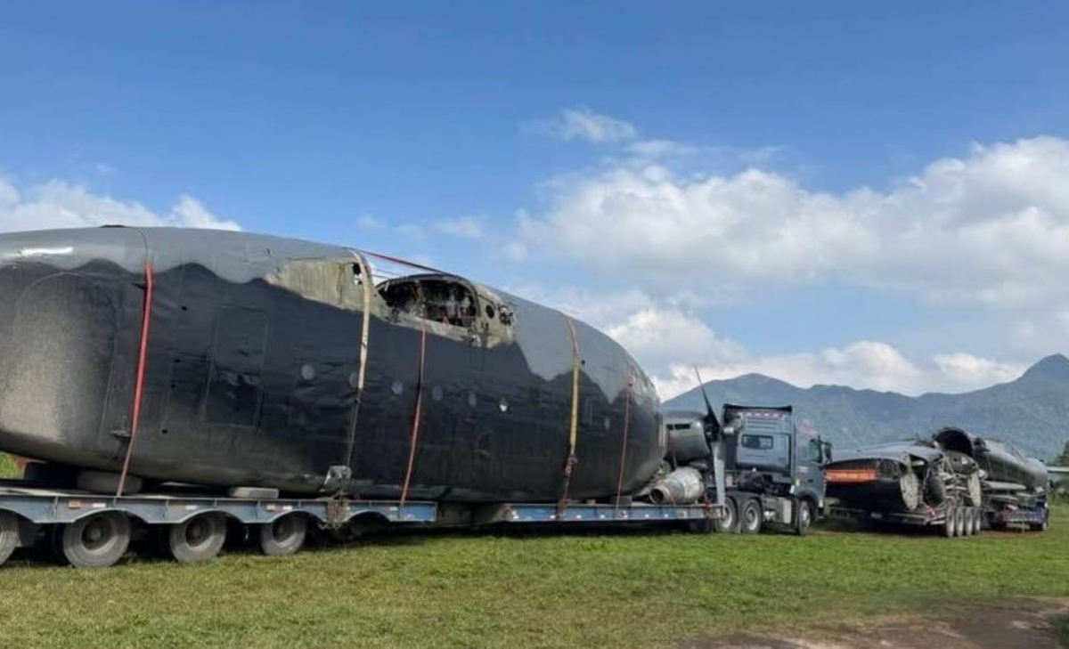 Máy bay C-119 được vận chuyển bằng xe chuyên dụng từ tỉnh Đồng Nai ra Quảng Trị