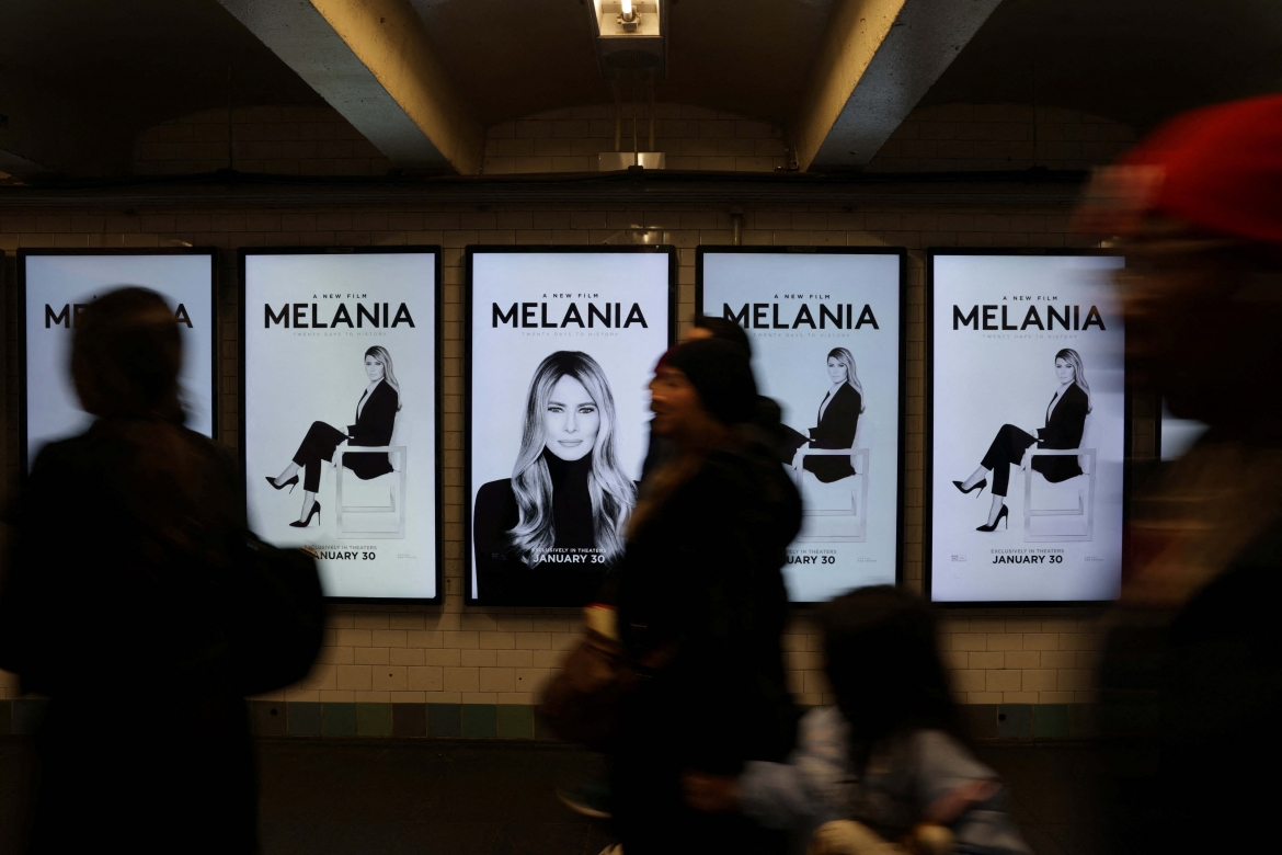 Áp phích phim tài liệu “Melania” có hình ảnh Đệ nhất phu nhân Hoa Kỳ Melania Trump được trưng bày tại một ga tàu điện ngầm ở New York, thu hút sự chú ý của công chúng trước thời điểm phim ra mắt. (Ảnh: Reuters)