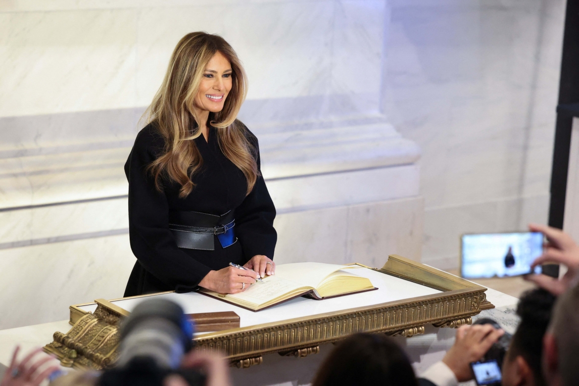 Đệ nhất phu nhân Hoa Kỳ Melania Trump ký tặng sách trong buổi quảng bá bộ phim tài liệu "Melania" của Amazon MGM Studios. (Ảnh: Reuters)