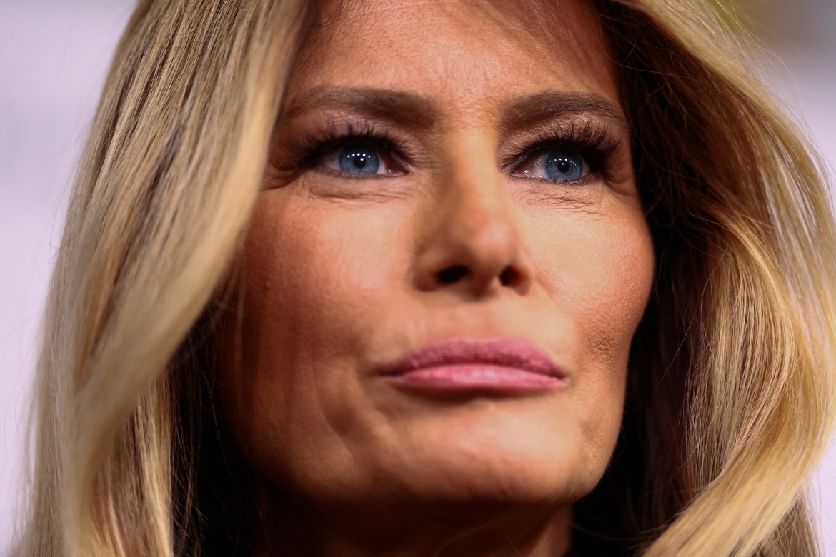 Khung hình ghi lại thần thái trầm lắng của Melania Trump, tạo cảm giác quan sát nhẹ nhàng và tiết chế. (Ảnh: Reuters)