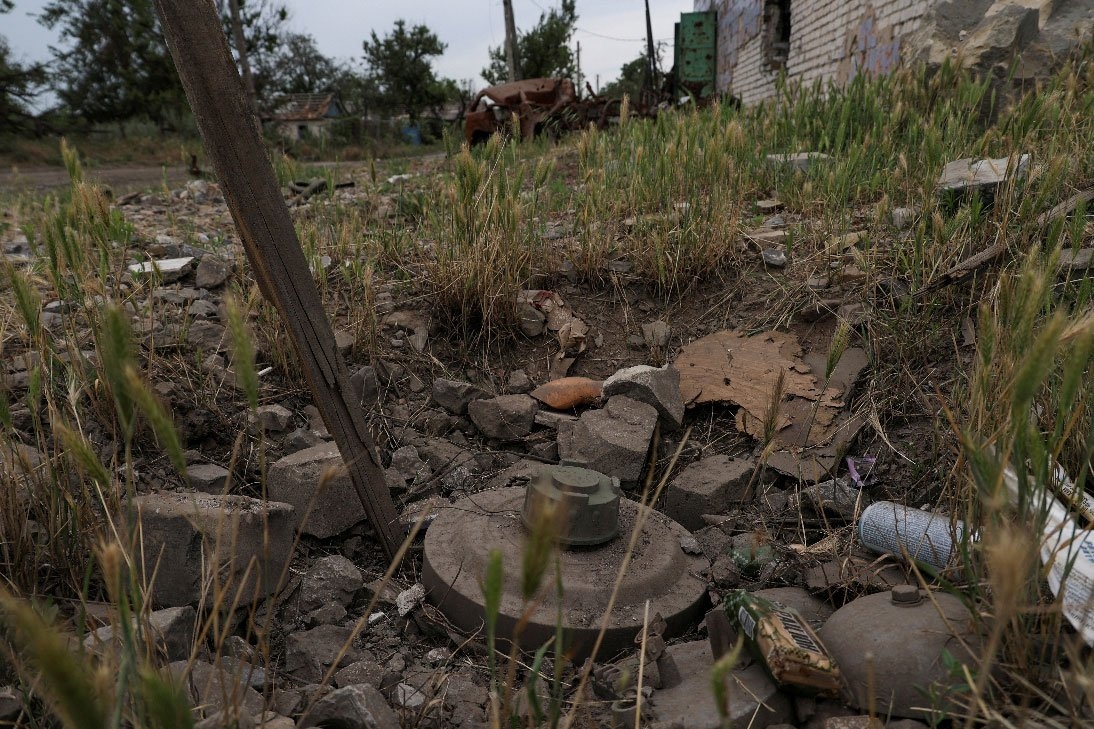 Mìn chống tăng trên chiến trường Ukraine. Ảnh: Reuters