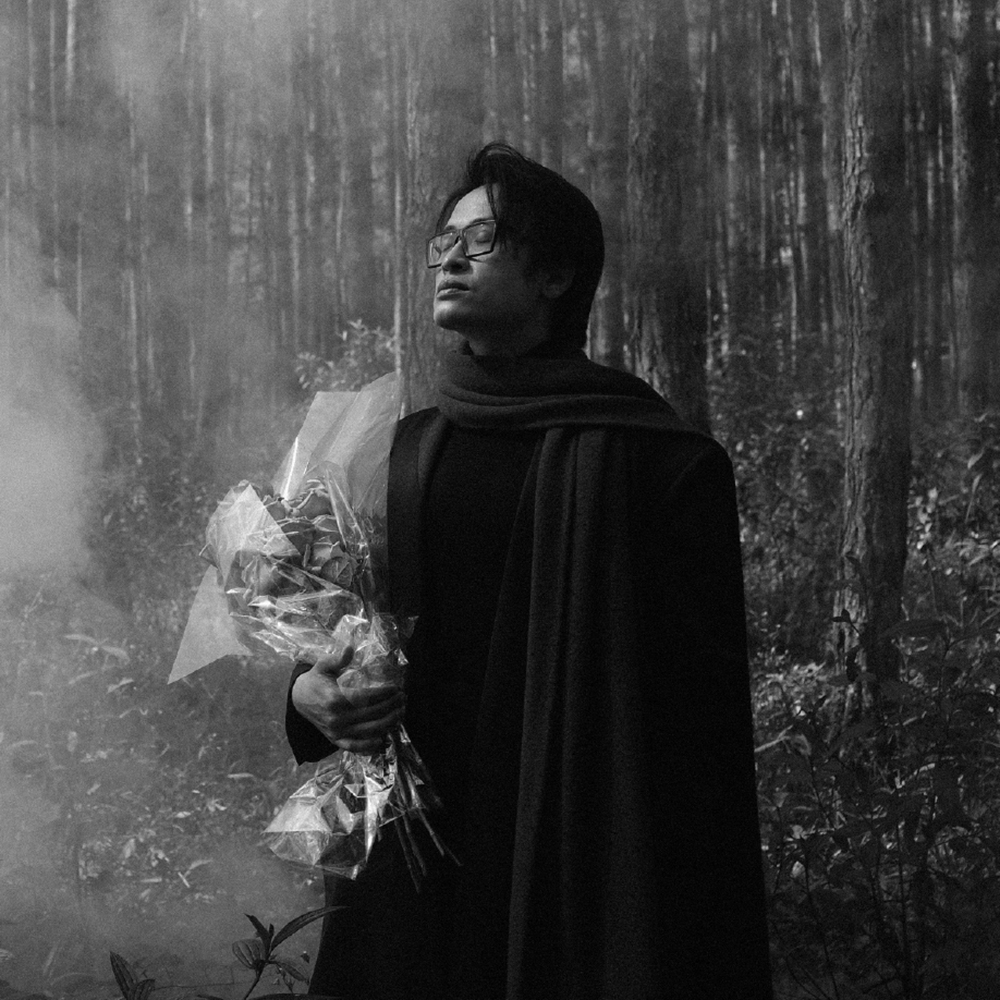 Hình ảnh trong MV "Một năm qua". (Ảnh: NVCC)