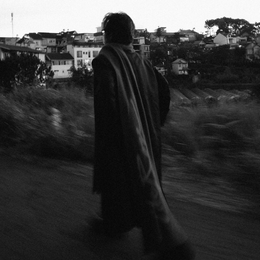 Hình ảnh trong MV "Một năm qua". (Ảnh: NVCC)