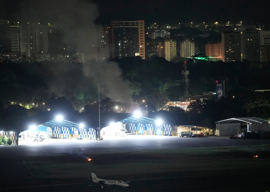 Khói bốc lên sau các vụ nổ ở sân bay  La Carlota của Venezuela. Ảnh: AP