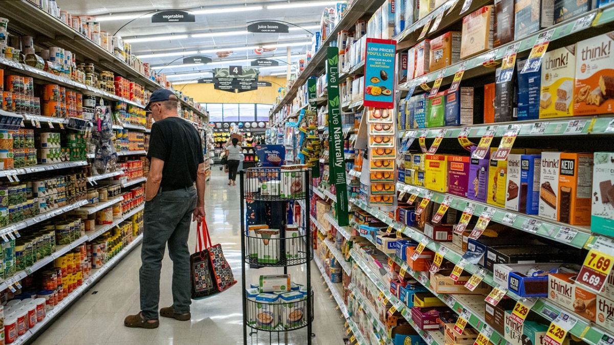 Phần lớn chi phí thuế quan đã được các doanh nghiệp chuyển trực tiếp sang người mua tại Mỹ, thông qua việc tăng giá bán - Ảnh minh họa: Bloomberg