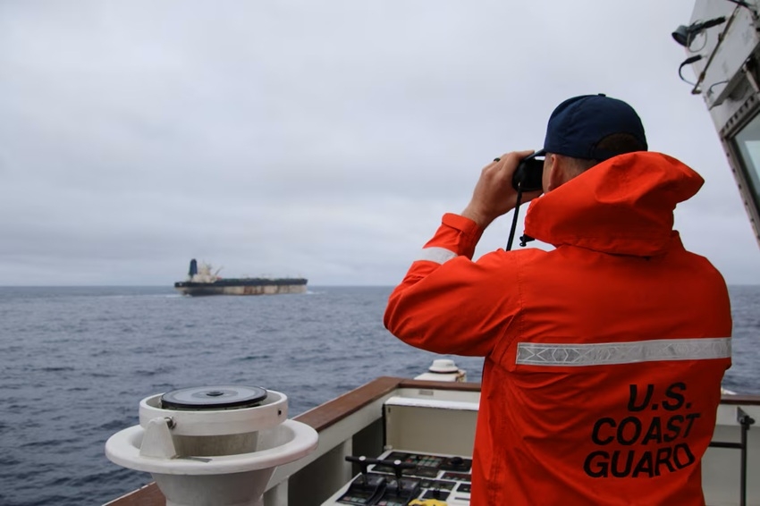 Một sĩ quan thuộc Lực lượng Bảo vệ bờ biển Mỹ đang quan sát tàu Marinera (trước đây là Bella 1). Ảnh: Reuters