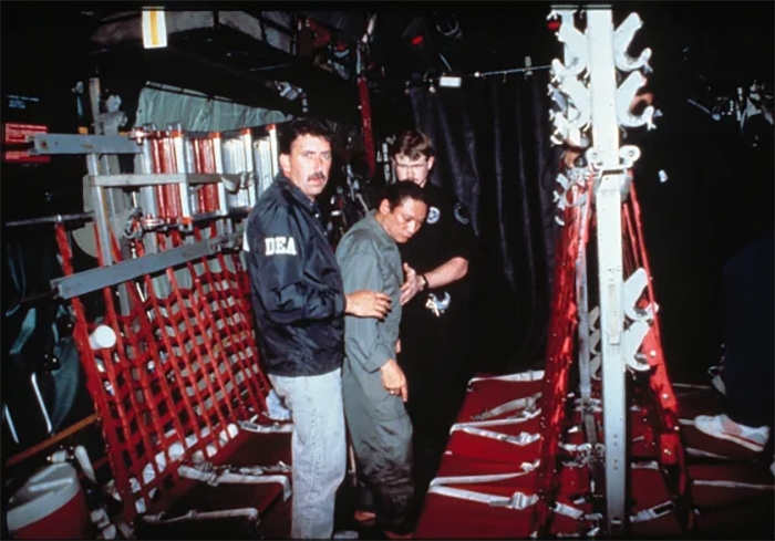 Các đặc vụ Cục Phòng chống Ma túy Mỹ (DEA) áp giải ông Manuel Noriega lên máy bay từ Panama City tới Miami, ngày 4/1/1990. Ảnh: Không quân Mỹ