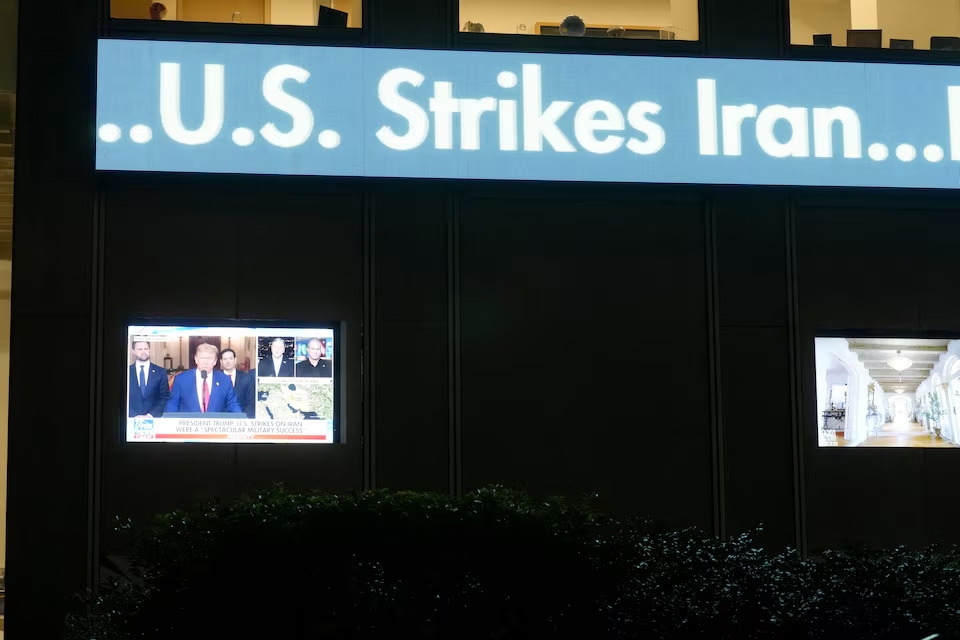 Kênh Fox News hiển thị dòng tiêu đề về các cuộc tấn công của Mỹ nhằm vào các cơ sở hạt nhân của Iran, tại thành phố New York, Mỹ, ngày 21/6/2025. Ảnh: Reuters