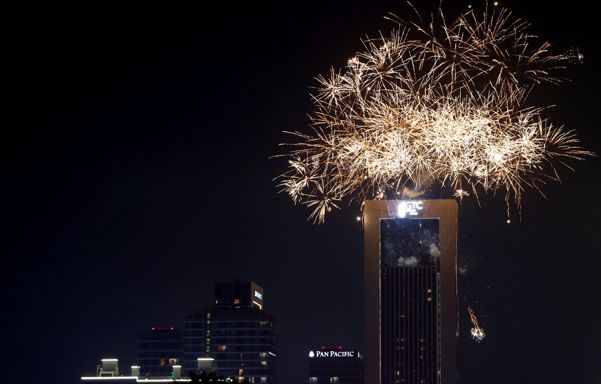 Pháo hoa bùng nổ phía trên tháp văn phòng Global Trade Center trong lễ đón Năm mới tại Nairobi, Kenya. Ảnh: Reuters