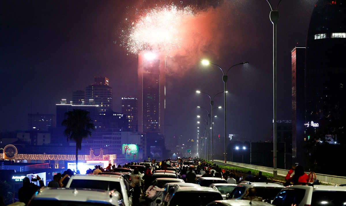 Người dân dừng xe trên đường để xem pháo hoa bừng sáng phía trên tháp văn phòng Global Trade Center trong lễ đón Năm mới tại Nairobi, Kenya. Ảnh: Reuters