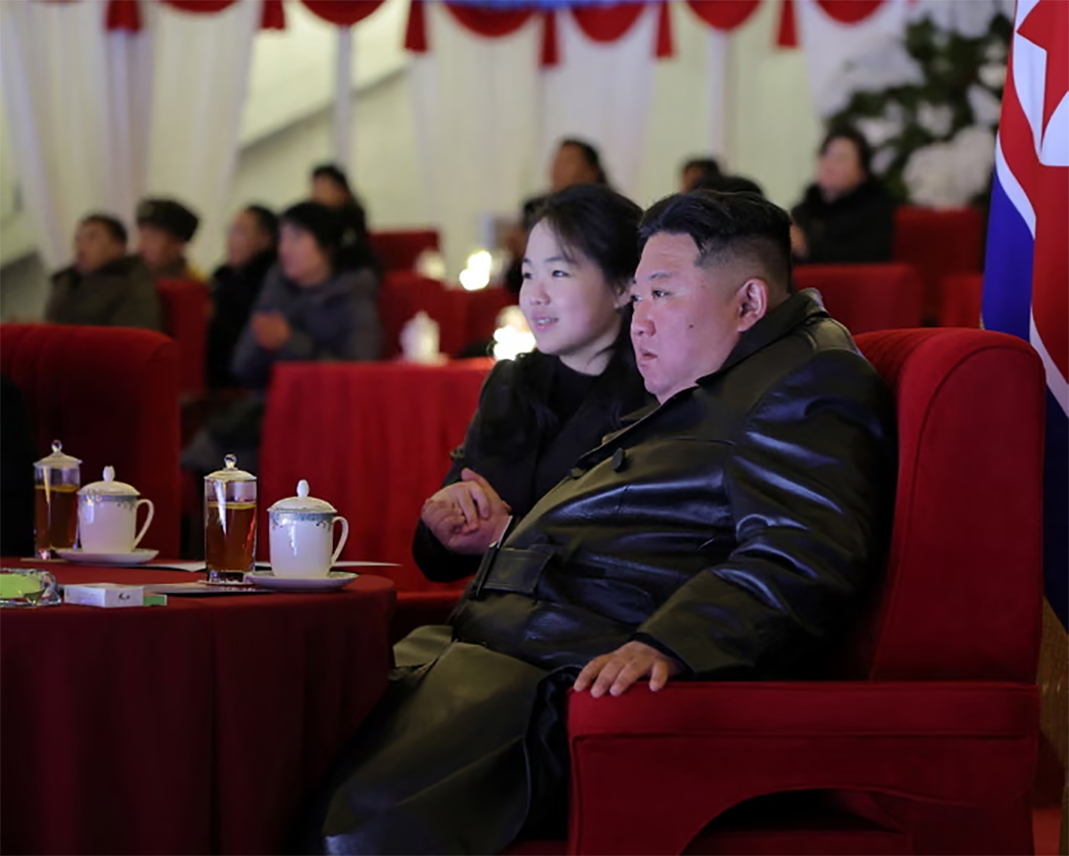 Lãnh đạo Triều Tiên Kim Jong Un tham dự sự kiện chào mừng năm mới tại Bình Nhưỡng cùng con gái Kim Ju Ae. Ảnh: KCNA/Reuters