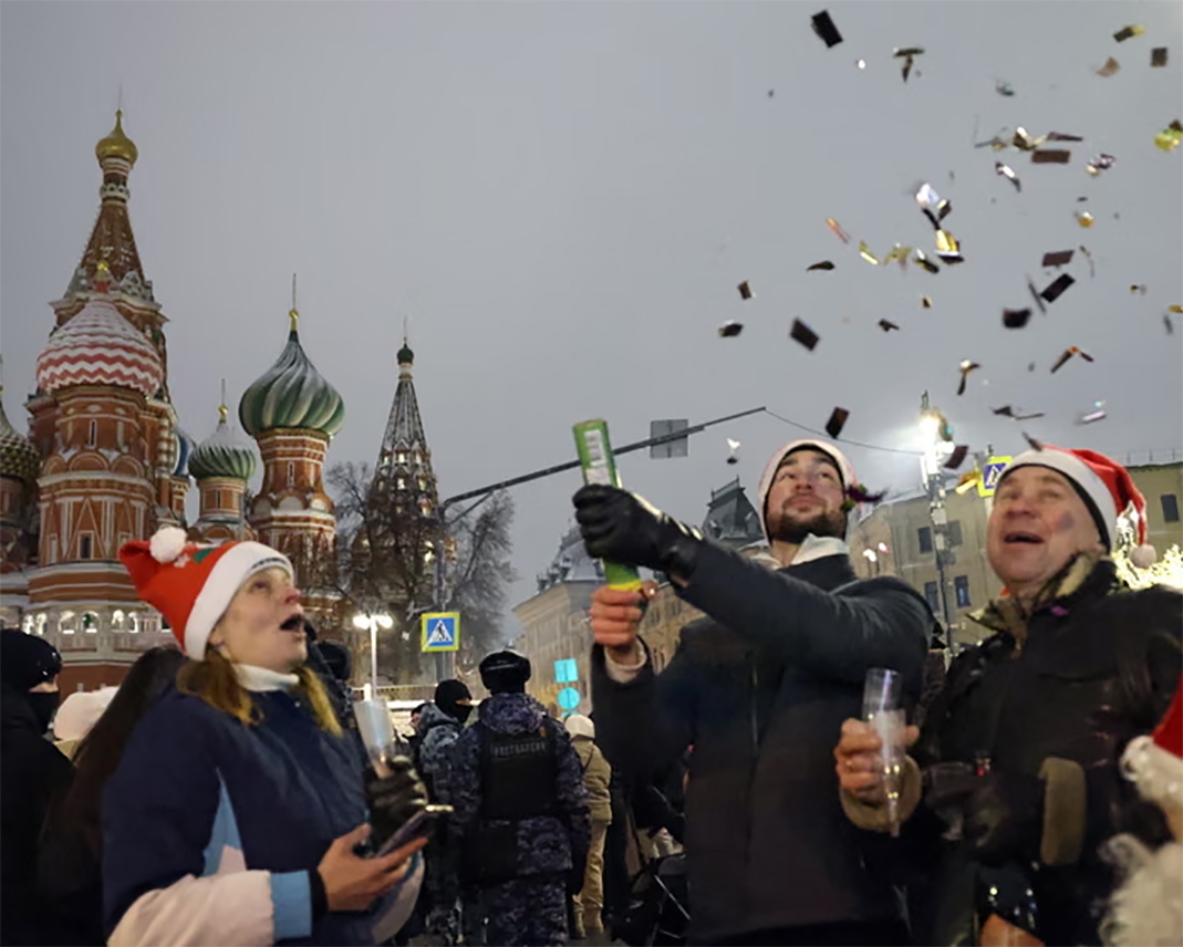 Người dân tham gia lễ đón năm mới gần Nhà thờ Thánh Basil ở trung tâm Moscow. Ảnh: Reuters.