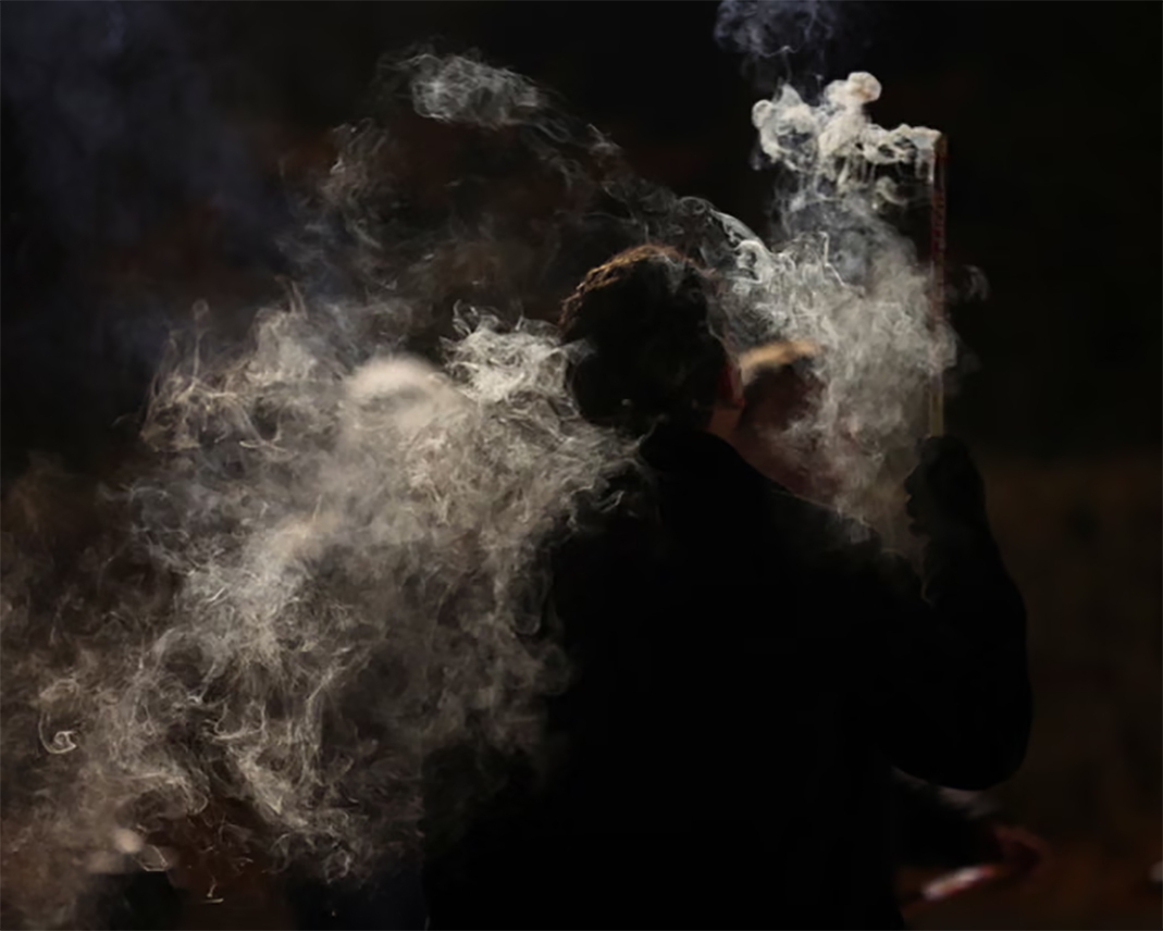 Một cậu bé đốt pháo hoa chuẩn bị cho lễ đón giao thừa ở Berlin. Ảnh: Reuters.