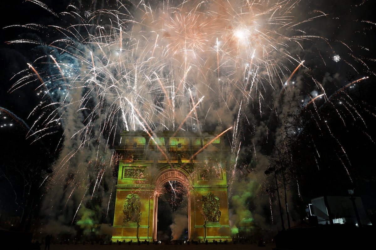 Pháo hoa rực rỡ khi chữ "Paris" được chiếu lên Khải Hoàn Môn trong lễ đón năm mới trên đại lộ Champs Elysees ở Paris, Pháp, ngày 1/1/2026. Ảnh: Reuters.