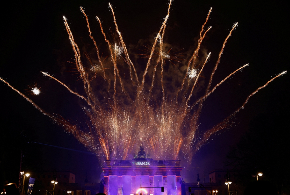 Pháo hoa rực rỡ trên Cổng Brandenburg trong lễ đón năm mới ở Berlin, Đức, ngày 1/1/2026. Ảnh: Reuters.