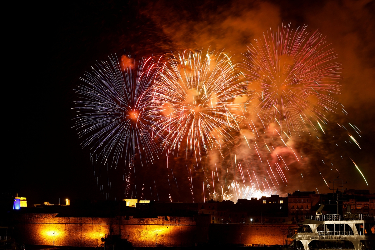 Pháo hoa rực rỡ trong lễ đón năm mới ở Valletta, Malta, ngày 1/1/2026. Ảnh: Reuters.
