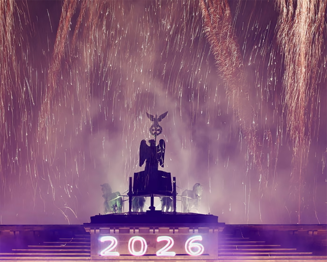 Thời khắc chuyển giao giữa năm cũ và năm mới trên Cổng Brandenburg. Ảnh: Reuters.