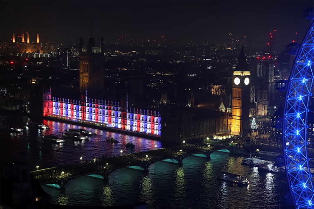 Tòa nhà Quốc hội Anh được thắp sáng trước thềm lễ đón giao thừa ở London. Ảnh: Reuters.