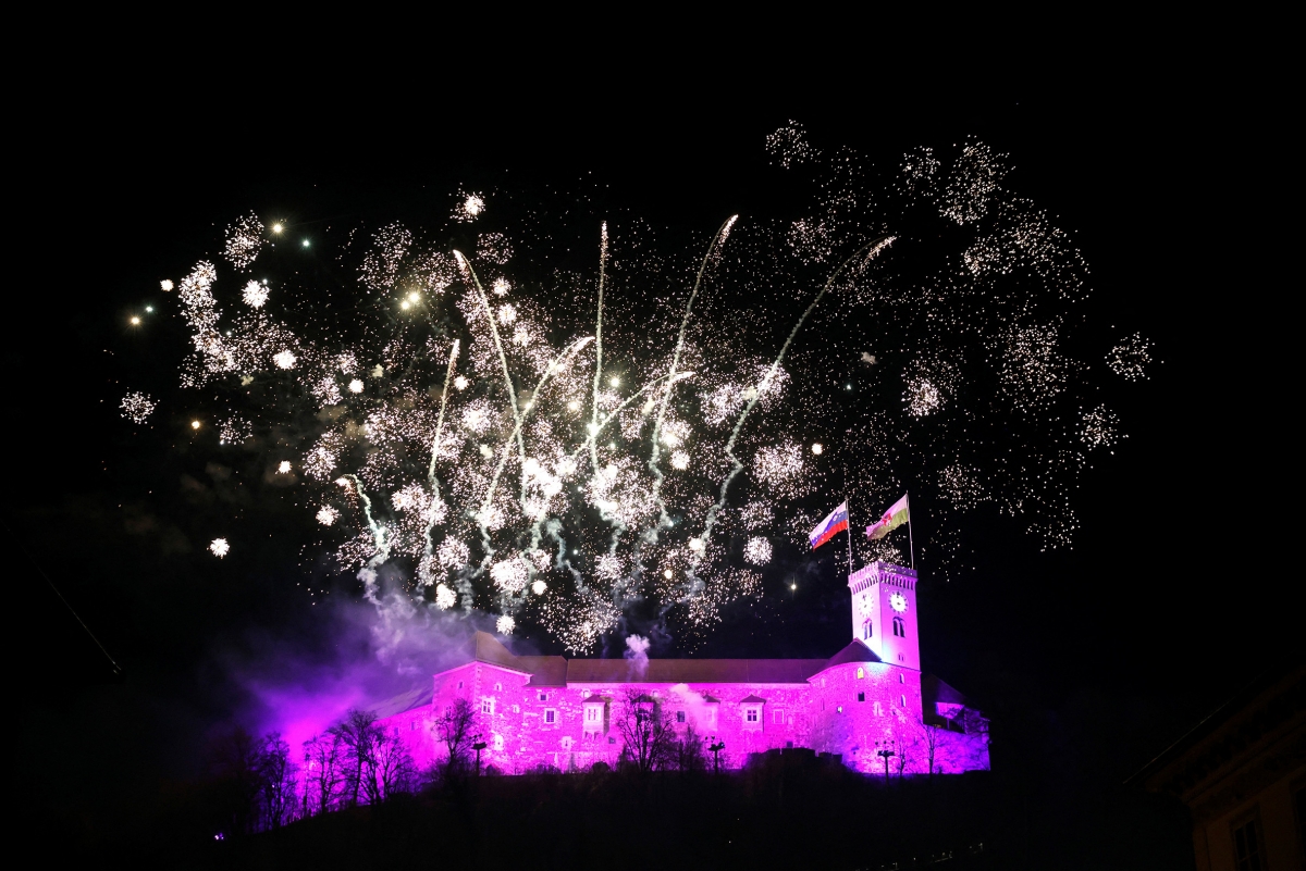 Pháo hoa phía trên lâu đài Ljubljana đánh dấu lễ đón năm mới ở Ljubljana, Slovenia. Ảnh: Reuters.