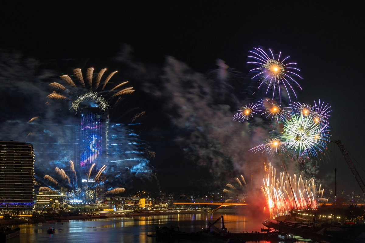 Pháo hoa rực rỡ trên khu vực dự án Belgrade Waterfront và sông Sava trong lễ đón năm mới ở Belgrade, Serbia. Ảnh: Reuters.