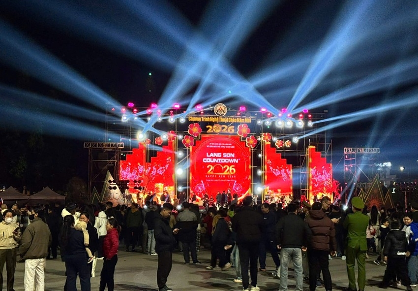 Tỉnh Lạng Sơn lần đầu tổ chức chương trình Countdown kết hợp bắn pháo hoa nghệ thuật tại khu vực đường Hùng Vương (phường Lương Văn Tri), đánh dấu thời khắc chuyển giao năm mới