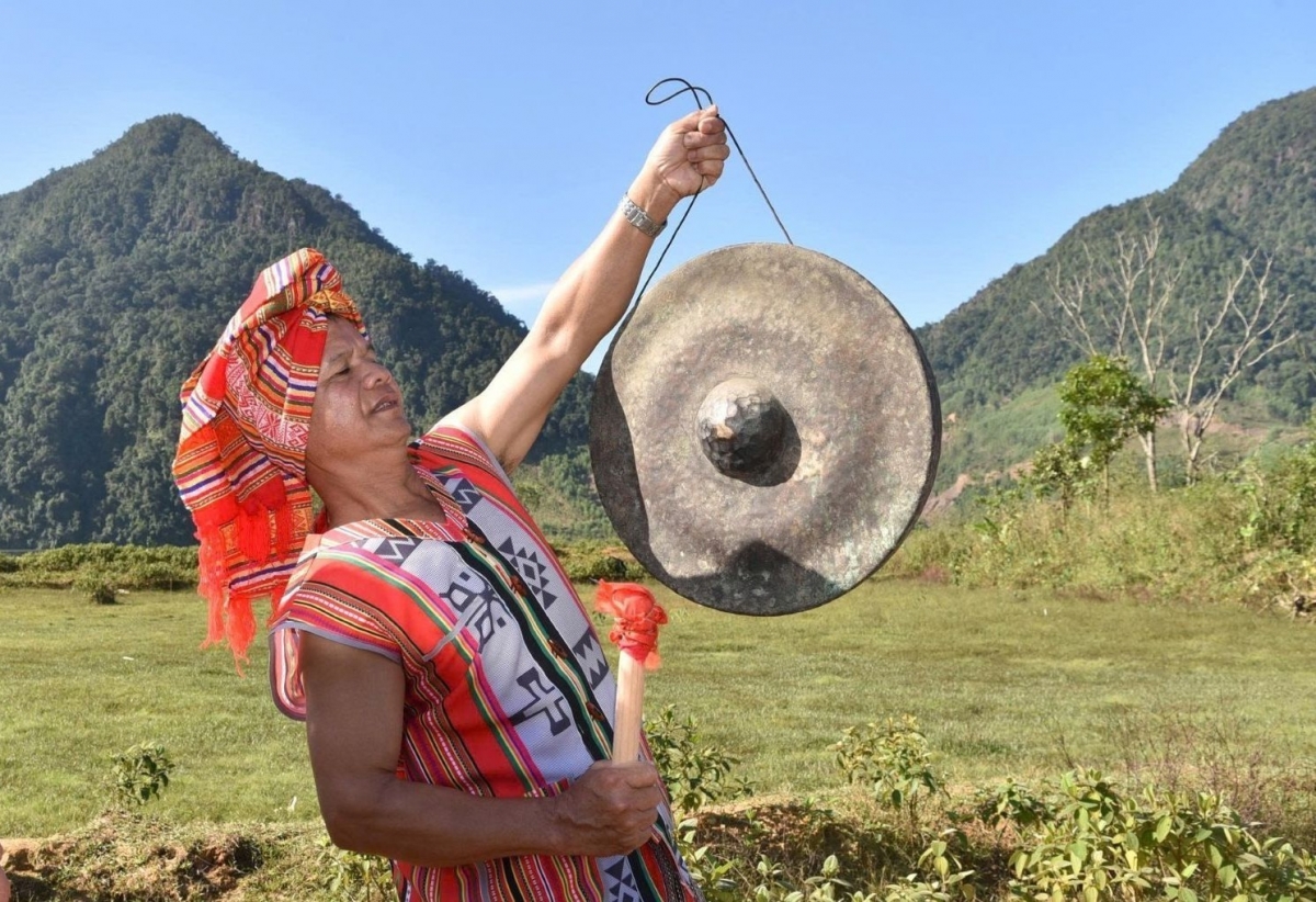 Nghệ nhân Hồ Văn Thôi trình diễn chiêng truyền thống của đồng bào Pa Cô tại lễ hội.