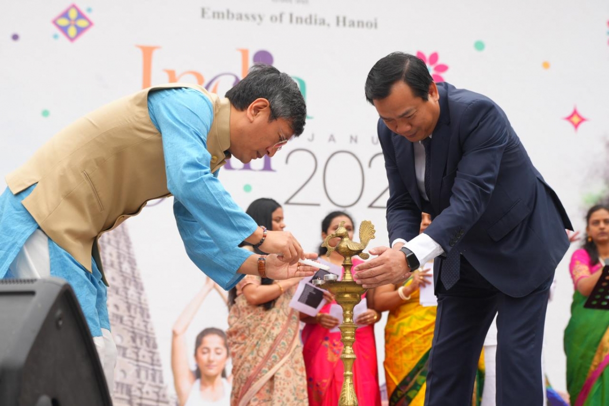 Nghi lễ thắp đèn trước sự kiện. Nguồn: Đại sứ quán Ấn Độ