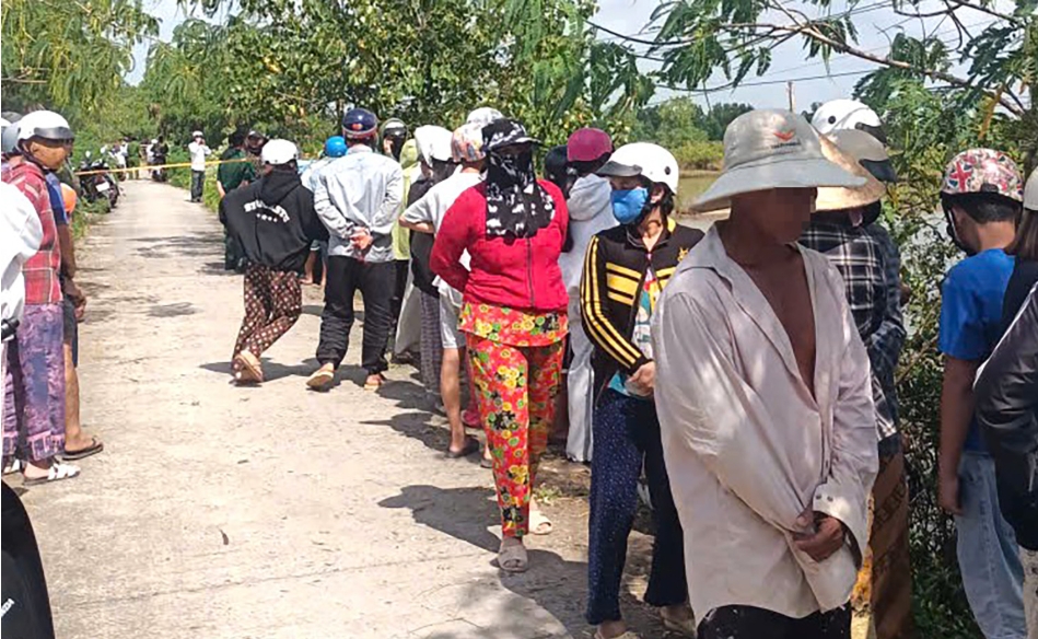 Người dân tập trung tại hiện trường vụ việc. Ảnh: C.L