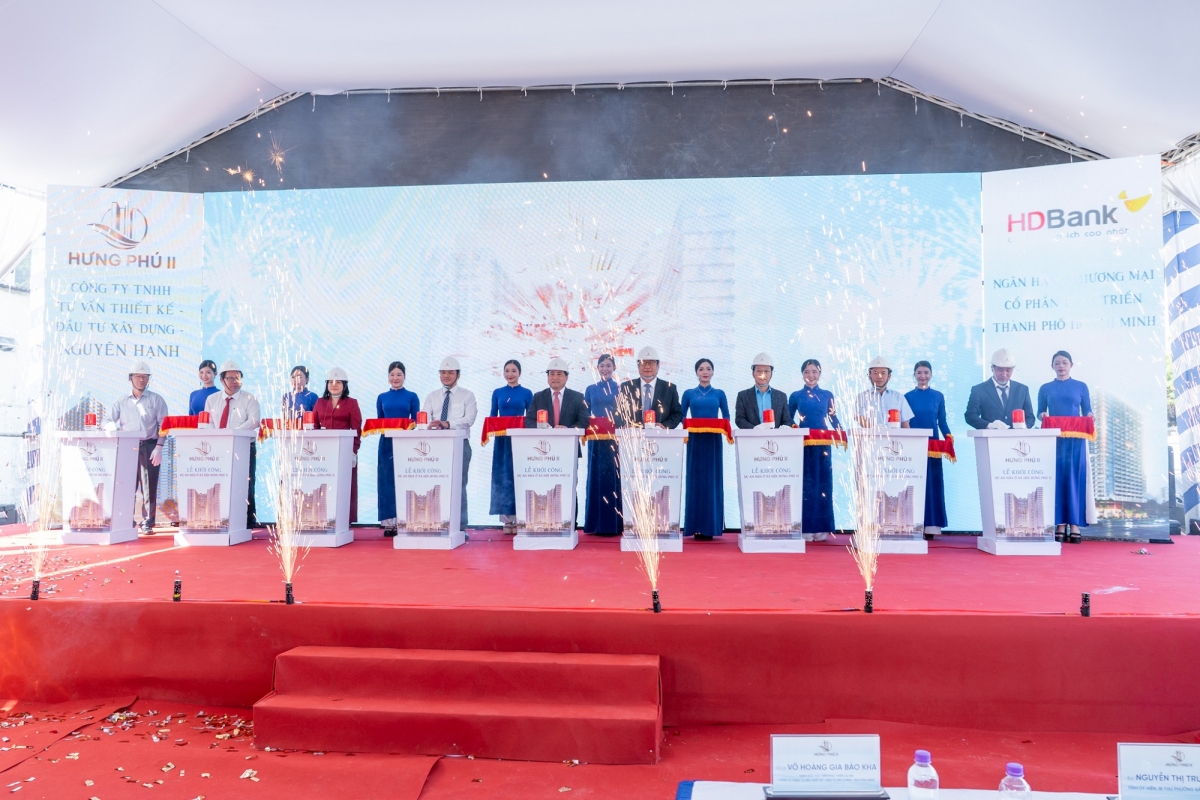 Các đại biểu thực hiện nghi thức khởi công dự án nhà ở xã hội Hưng Phú 2