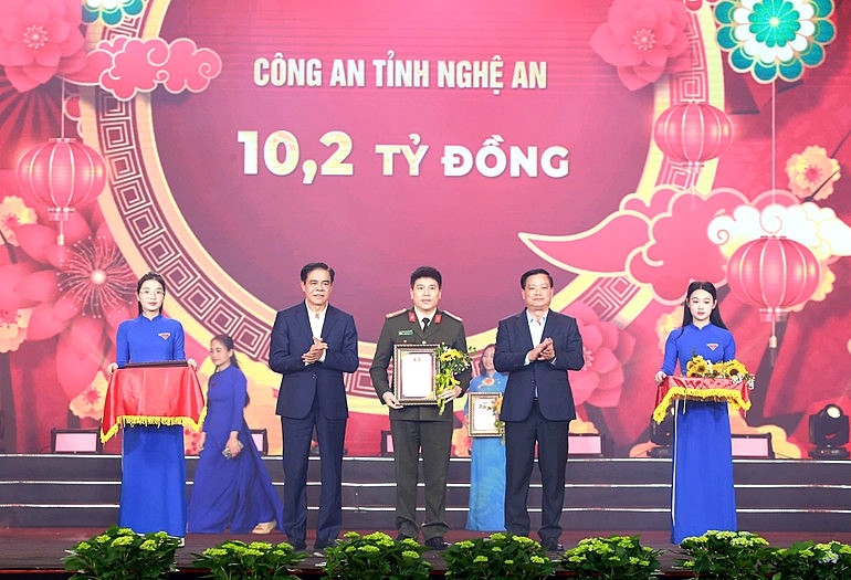 Ông Nguyễn Khắc Thận, Bí thư Tỉnh ủy; Võ Trọng Hải, Chủ tịch UBND tỉnh Nghệ An tiếp nhận ủng hộ, trao giấy chứng nhận, tặng hoa tri ân Công an tỉnh ủng hộ chương trình.