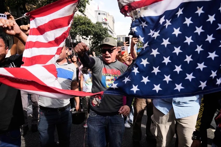 Hàng nghìn người ủng hộ Tổng thống Venezuela Nicolas Maduro đã xuống đường biểu tình tại thủ đô Caracas và nhiều địa phương khác trong ngày 3/1.