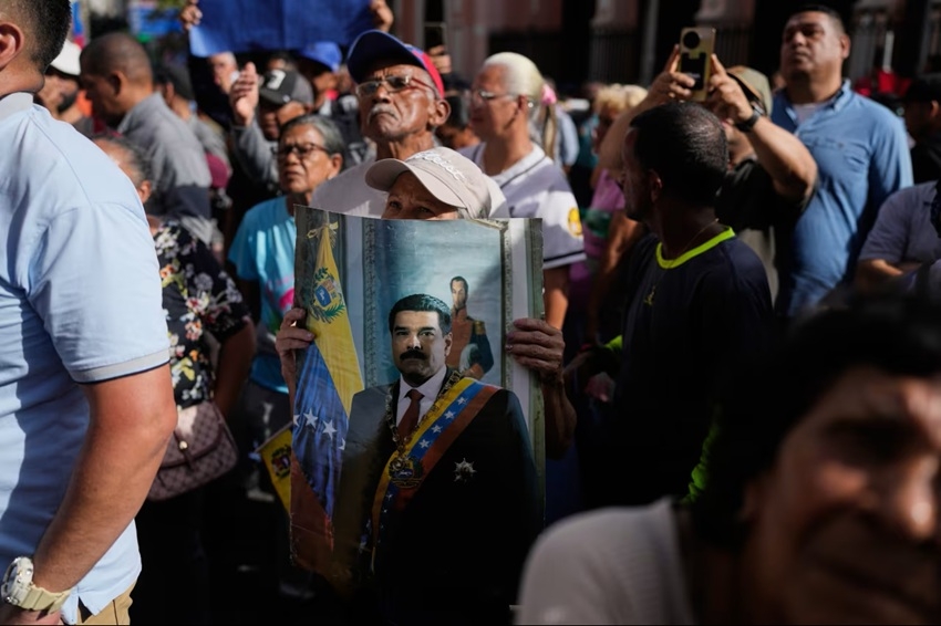 Những người ủng hộ chính phủ tập trung biểu tình tại Caracas, Venezuela sau khi Tổng thống Mỹ Donald Trump tuyên bố lực lượng Mỹ đã bắt giữ Tổng thống Nicolás Maduro và Đệ nhất phu nhân Cilia Flores.