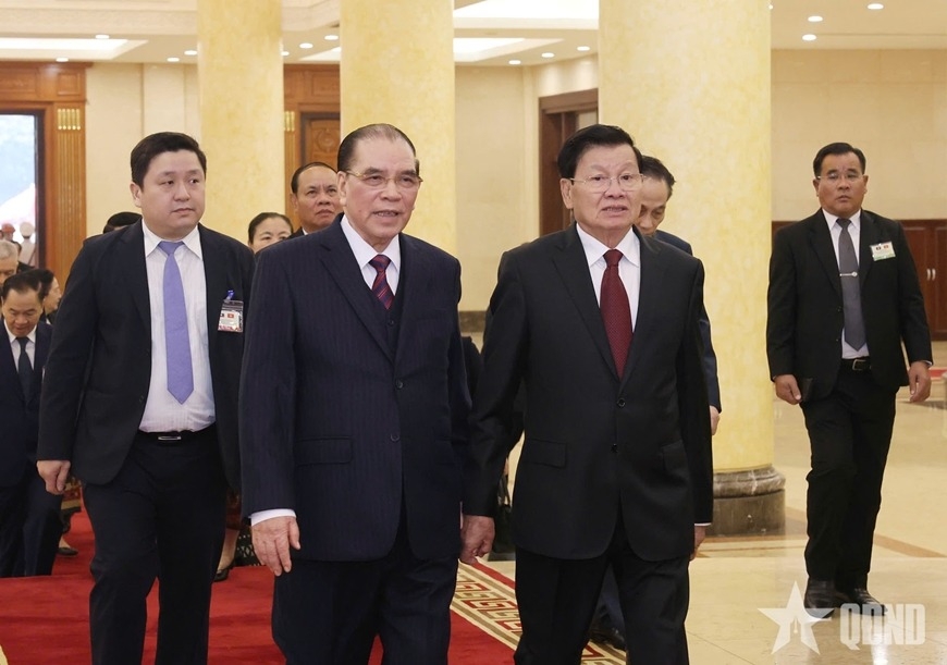 Nguyên Tổng Bí thư Nông Đức Mạnh nhiệt liệt chào mừng Tổng Bí thư, Chủ tịch nước Lào Thongloun Sisoulith. Ảnh: TRỌNG HẢI/Quân đội nhân dân