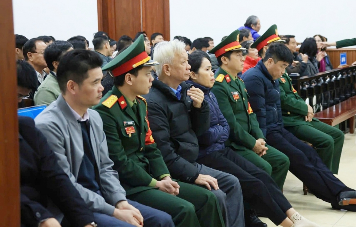 Nguyễn Văn Hậu (áo đen ngoài cùng bên phải) cùng các bị cáo tại phiên tòa. (Ảnh: Xuân Ân)