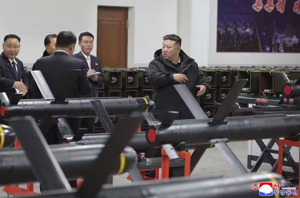 Nhà lãnh đạo Triều Tiên Kim Jong Un thị sát nhà máy quốc phòng hôm 3/1/2026. (Ảnh: KCNA)
