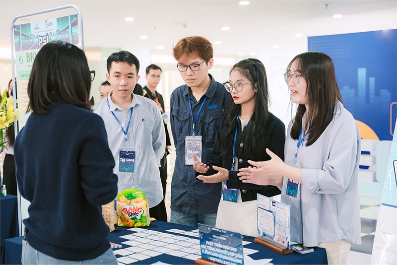 Việt Nam cần tiếp tục đổi mới sáng tạo, phát triển bền vững, đầu tư vào con người và hội nhập sâu rộng để hiện thực hóa khát vọng trở thành quốc gia phát triển có thu nhập cao vào năm 2045. Ảnh: KT