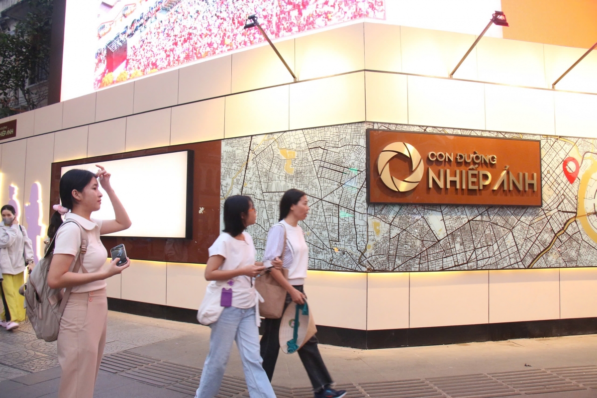 "Con đường nhiếp ảnh" là công trình chào mừng thành công Đại hội XIV của Đảng (ảnh: T.H)