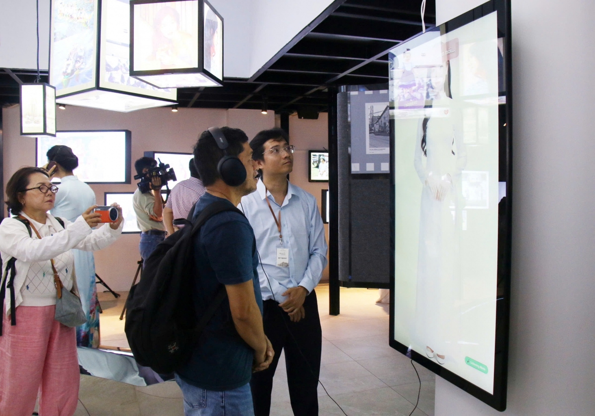 Du khách tham quan trải nghiệm không gian nhà triển lãm số (ảnh: T.H)