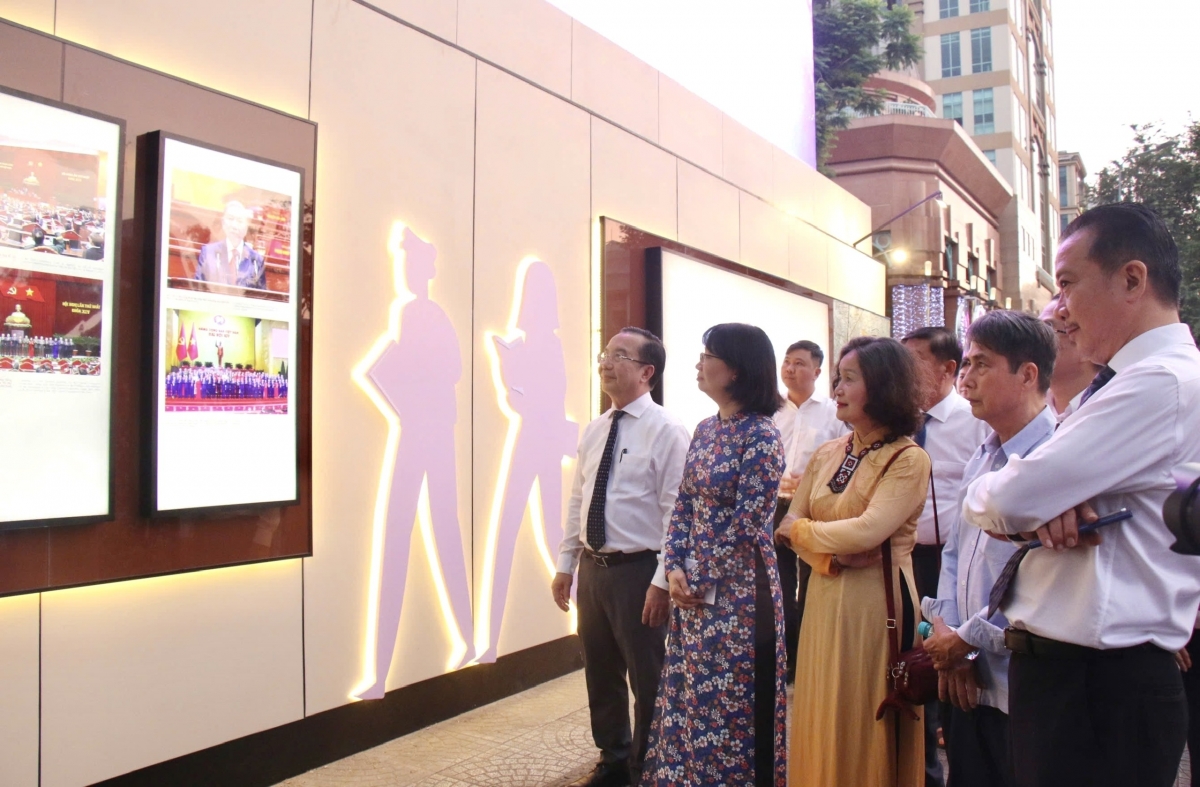 Đại biểu tham quan khu vực triển lãm về Đại hội XIV của Đảng (ảnh: T.H)