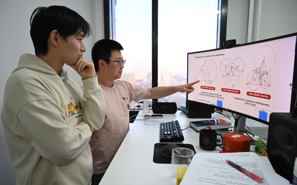 Các thành viên nhóm nghiên cứu của Trương Trì thảo luận về các vấn đề hình học trong thiết kế thuật toán. Ảnh: Tân Hoa xã.